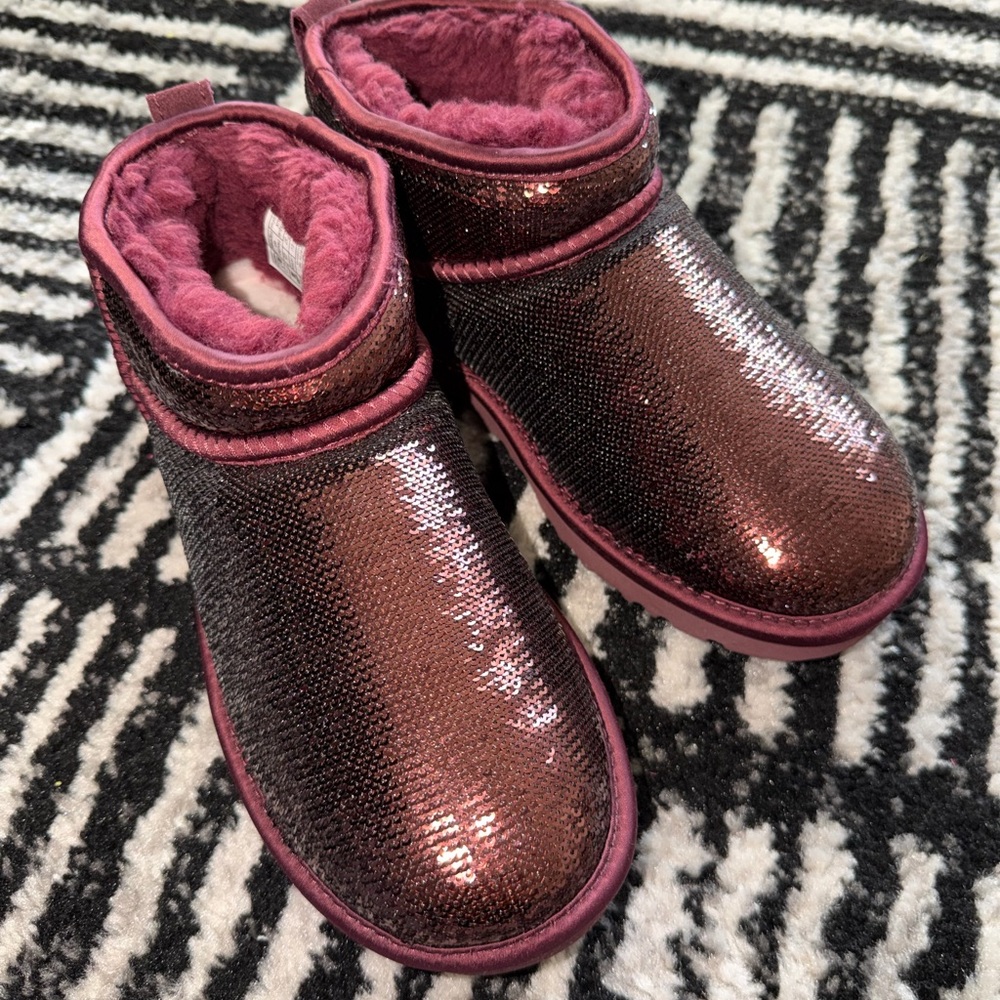 UGG Classic Ultra Mini Boot - Picture 3 of 10
